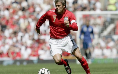 乐竞体育动态-伯贝这脚远射落叶球